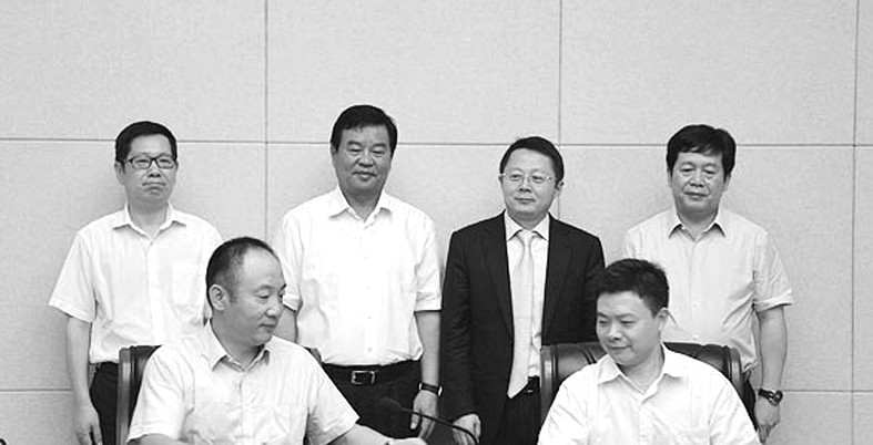 本报讯 7月22日,在长沙举行的“互联网+商贸流通”合作签约仪式上,湖南省商务厅分别与渤海商品交易所、北京互易联盟,长沙市芙蓉区政府与渤海商品交易所签订战略合作协议。湖南省副省长何报翔见证签约,签约仪式由湖南省商务厅厅长徐湘平主持。