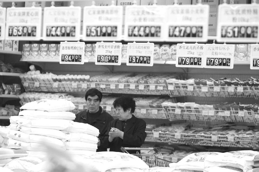 国家统计局日前公布了中国31个省(区、市)的9月份居民消费价格指数(CPI)。数据显示,26个省份9月份CPI涨幅较8月回落。其中,青海CPI涨幅最高,为2.5%,海南涨幅为全国最低,仅为0.4%。总体来看,24个省份9月CPI涨幅低于2%。图为山西太原在超市选购生活用品。 (鲍仁)