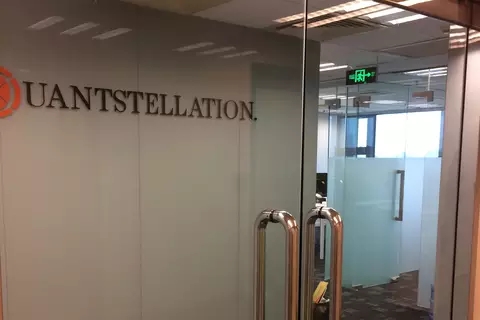 操控“贸易公司”伊世顿的两个老外到底是谁？