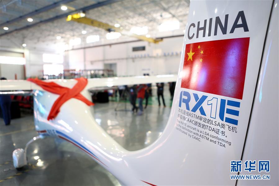 一架锐翔RX1E电动双座轻型运动类飞机在沈阳法库财湖机场上空飞行（2015年2月6日摄）。